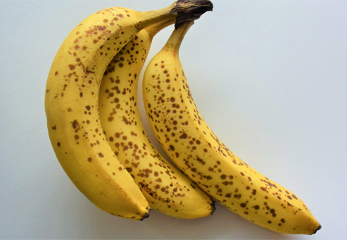 写真：シュガースポットが出て食べごろのさぬきドリームバナナ